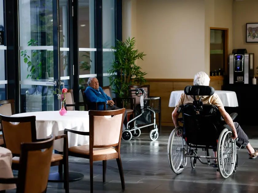 L’interno di un istituto di assistenza per gli anziani