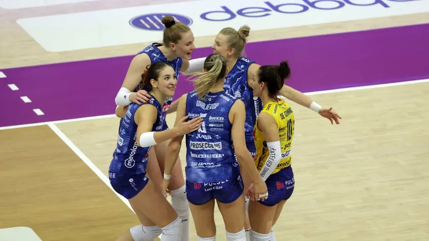 Le pantere festeggiano dopo un punto andato a segno con Busto Arstizio. Foto Film