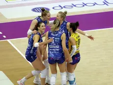 Le pantere festeggiano dopo un punto andato a segno con Busto Arstizio. Foto Film