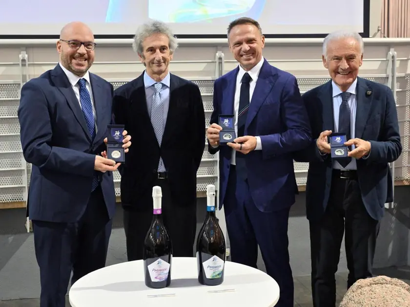 La cerimonia di bollinatura delle bottiglie di Prosecco Doc con la fascetta tricolore