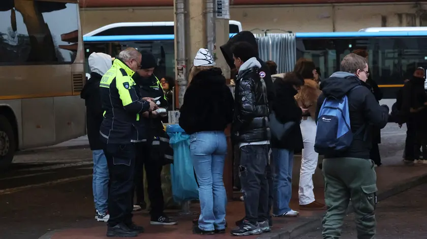 Controlli da parte della polizia locale di Treviso alla stazione delle corriere in Lungosile Mattei