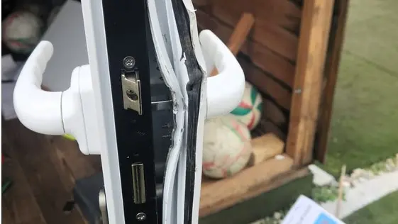 Uno degli infissi degli impianti di Morgano scassinati dal ladro