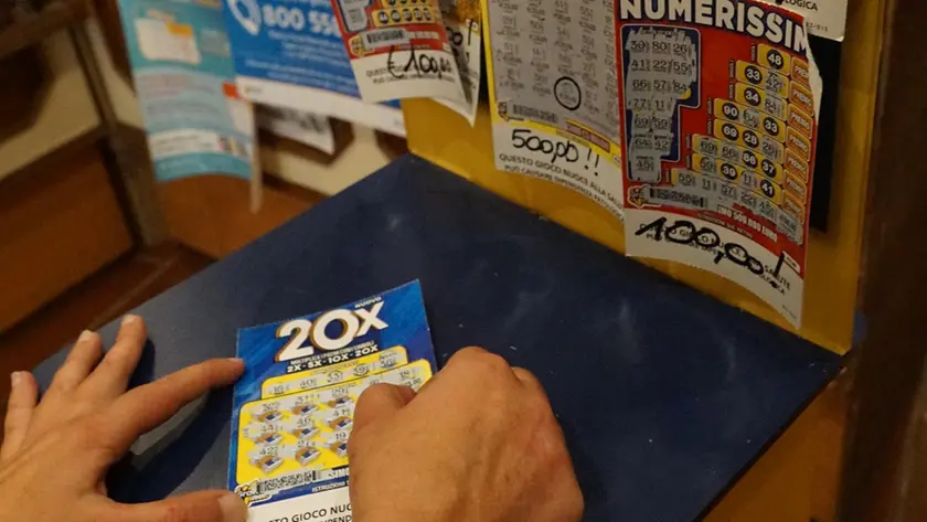 Un cliente tenta la fortuna con un "Gratta e Vinci"