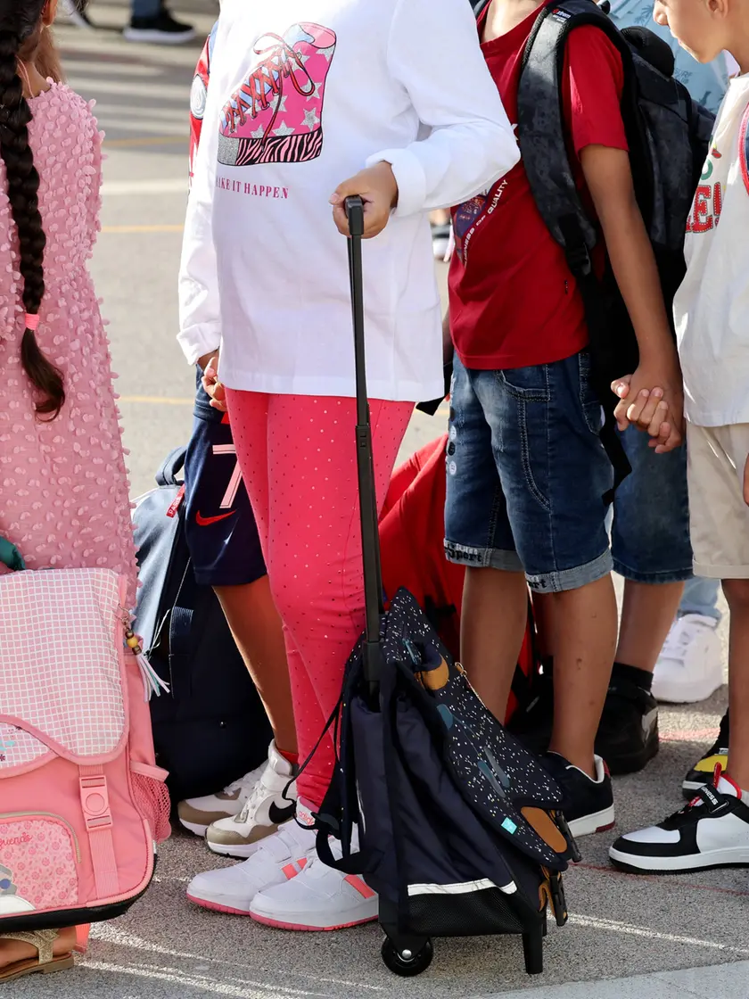 Bambini all'ingresso di scuola, luogo in cui, secondo la pedagogista Biemmi, non sono ancora stati superati gli stereotipi di genere