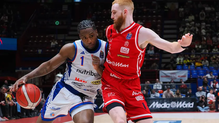 Joe Ragland in contrasto contro Nico Mannion nel match tra TvB e Milano