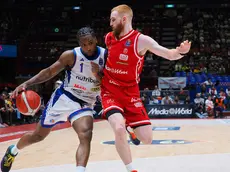 Joe Ragland in contrasto contro Nico Mannion nel match tra TvB e Milano