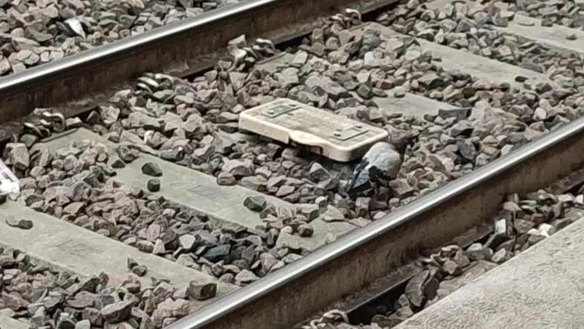 Il giovane è stato sorpreso a camminare sui binari