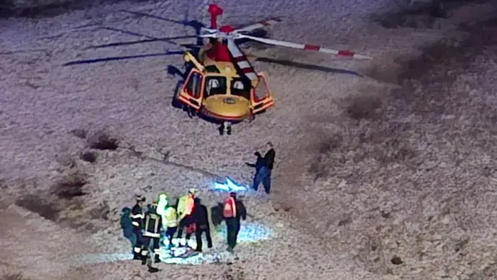 I soccorsi all'adolescente sul greto del Piave