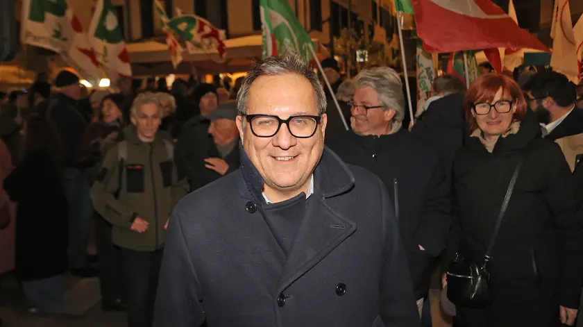 Giovanni Manildo durante la chiusura della campagna elettorale a Treviso