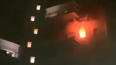 Un'immagine dell'appartamento a fuoco in via Pisa