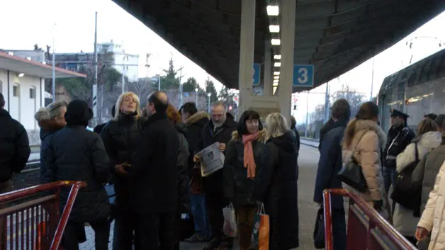 Viaggiatori in stazione a Conegliano