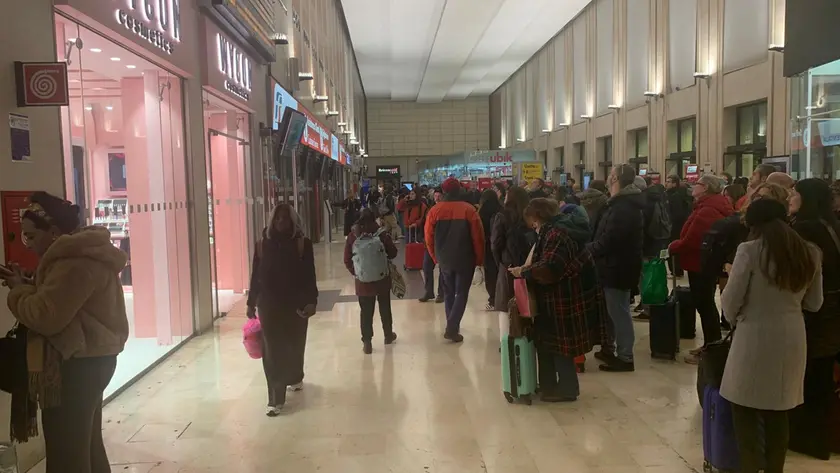Pendolari fermi alla stazione di Padova