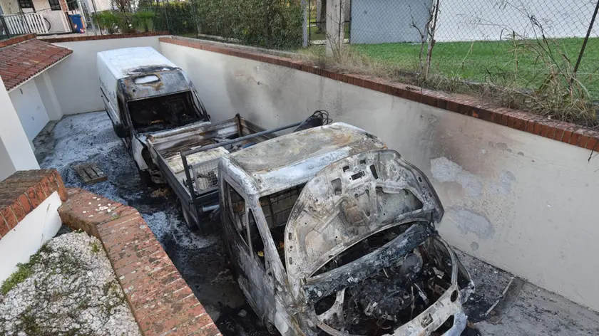 I due furgoni dati alle fiamme a Castelfranco