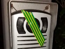 Il videocitofono danneggiato dai teppisti