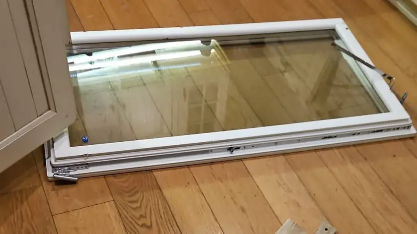 La finestra scardinata dai ladri