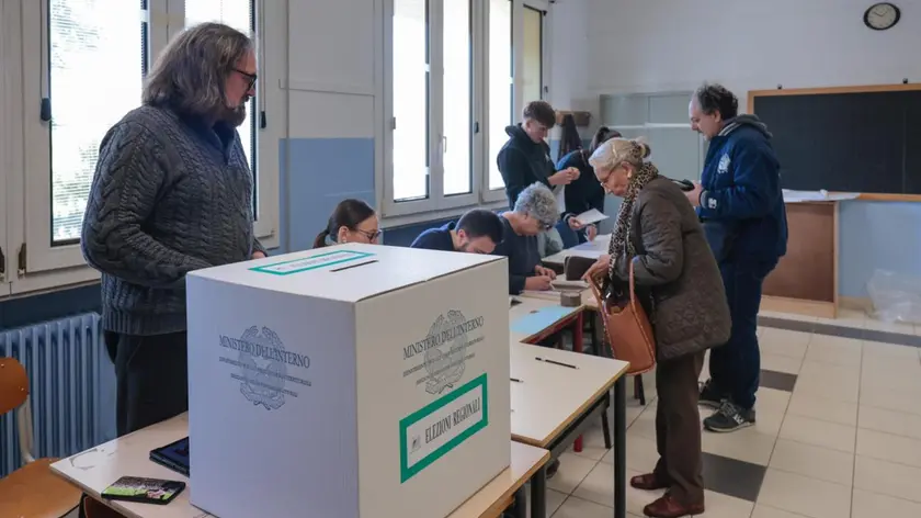 Un seggio elettorale a Treviso (foto Ansa)