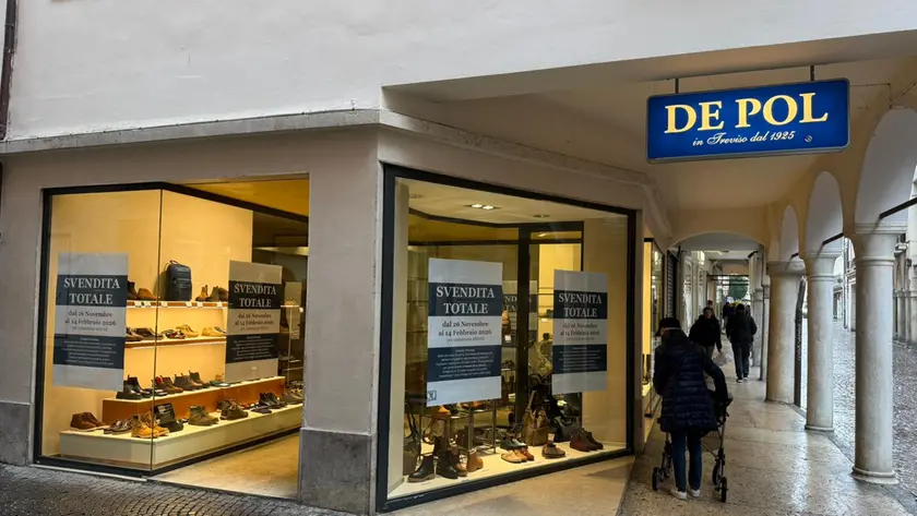 De Pol, il negozio abbassa le serrande