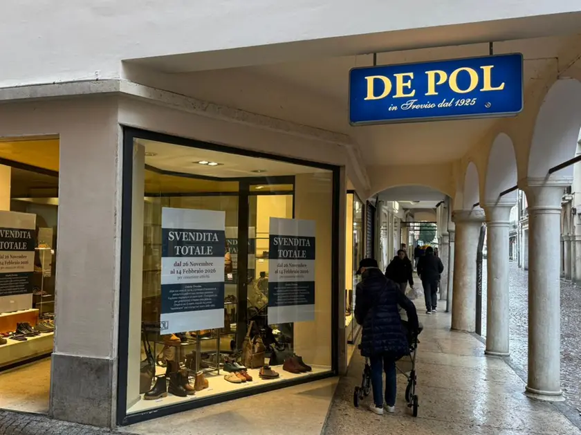 De Pol, il negozio abbassa le serrande