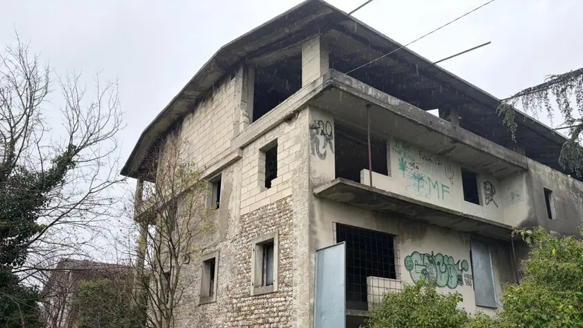 Il casolare dove sono stati ritrovati i corpi. Foto Petrussi