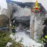 L'intervento dei vigili del fuoco per domare l'incendio