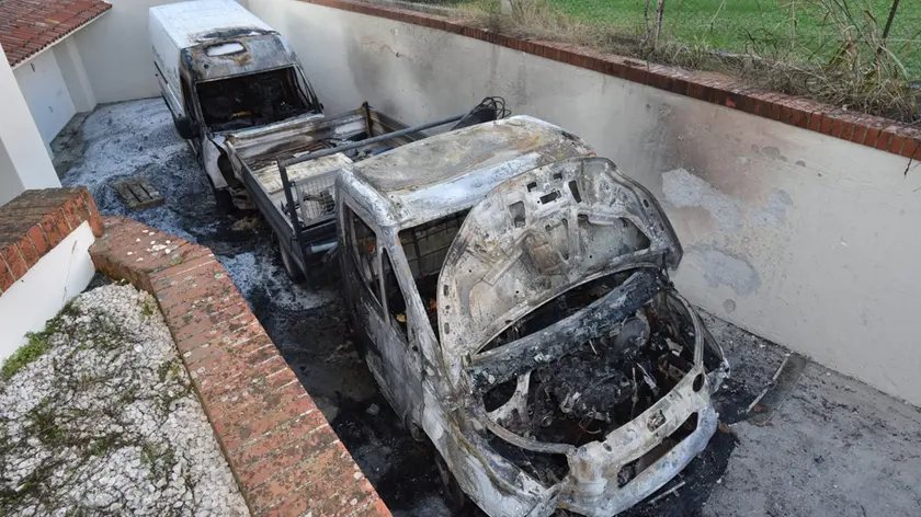 I due furgoni bruciati