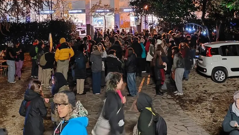 Il giardino del consultorio di via Montello occupato dai manifestanti di Nonunadimeno