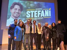 Alberto Stefani eletto presidente della Regione Veneto con la sua squadra sul palco del teatro di Borgoricco