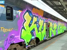 Uno dei convogli imbrattati dai writer: denunciati cinque giovani