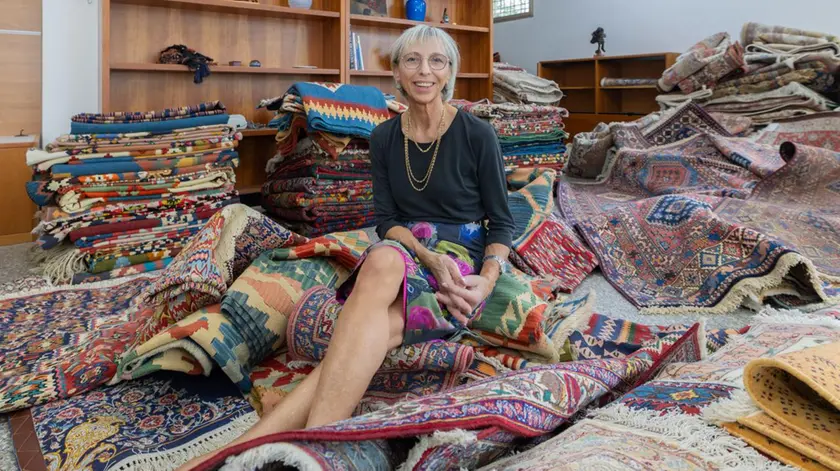 Graziella Barbieri Martinazzo con i tappeti nel suo temporary shop che sarà aperto fino a gennaio
