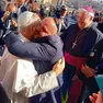 L’abbraccio tra Papa Leone e un detenuto, dietro il vescovo Tomasi