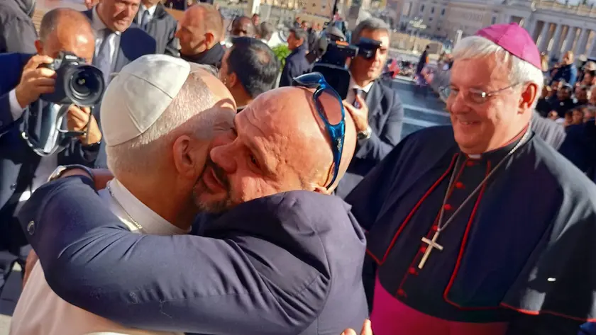 L’abbraccio tra Papa Leone e un detenuto, dietro il vescovo Tomasi