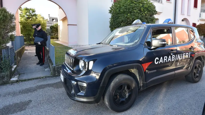 I carabinieri davanti al luogo dove si è verificata l'aggressione