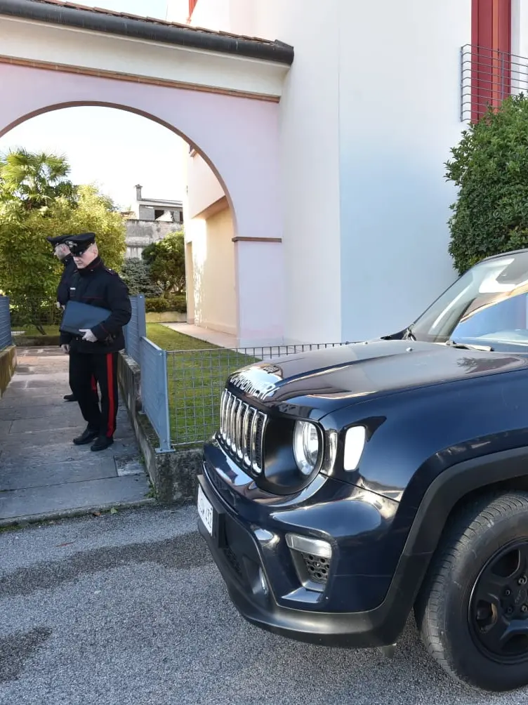 I carabinieri davanti al luogo dove si è verificata l'aggressione