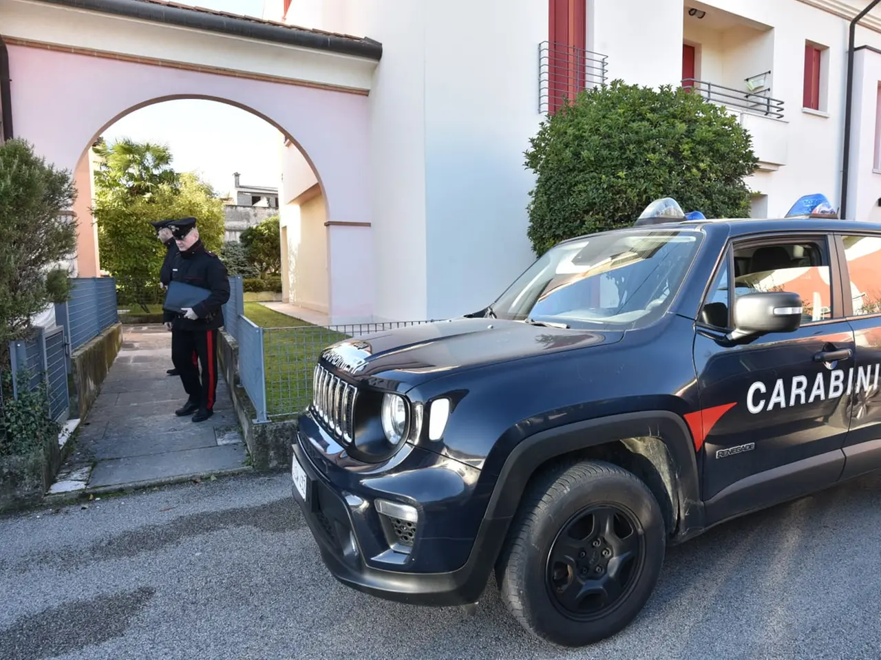 I carabinieri davanti al luogo dove si è verificata l'aggressione
