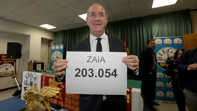 Luca Zaia con il cartello che indica l'incredibile numero di preferenze totalizzate alle Regionali 2025