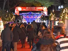 COLUCCI - DINO TOMMASELLA - JESOLO LIDO- INAUGURAZIONE DEL VILLAGGIO DI NATALE CON ACCENSIONE ALBERO E VISITA AI MERCATINI JESOLO LIDO- VILLAGGIO DI NATALE 2017 CON VISITA AI MERCATINI, gente a passeggio