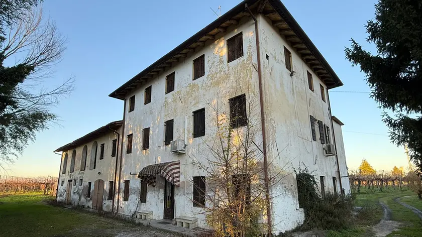 La casa in cui viveva l'anziano morto di freddo