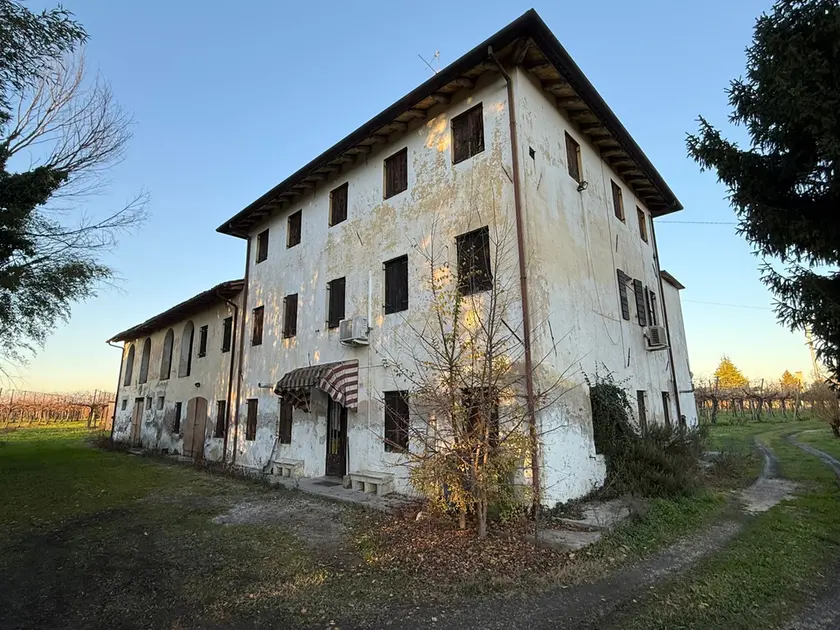 La casa in cui viveva l'anziano morto di freddo