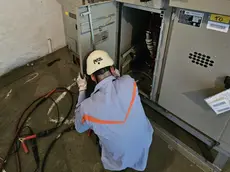 Un operaio al lavoro in una cabina elettrica