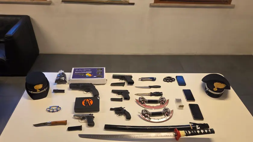 L'arsenale rivenuto dai carabinieri di Oderzo