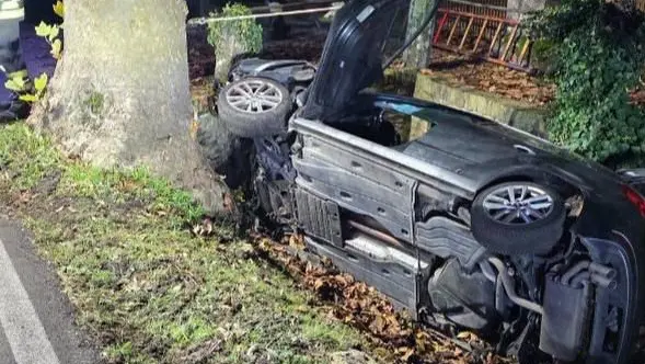 L'auto ribaltatasi nel fossato a Roncade