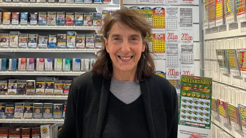 La tabaccaia Susanna Gnata con un tagliando della serie Mega Miliardario New (foto Francesconi)