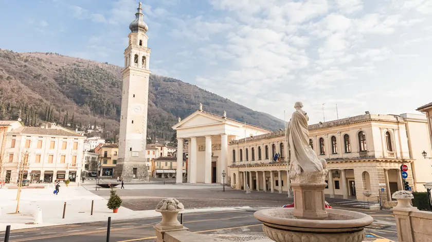 Piazza Marconi a Valdobbiadene, dove si trova il bar Secco