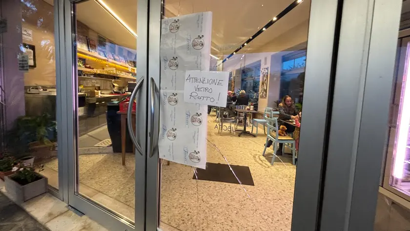 La pasticceria Tiffany dopo il passaggio dei ladri