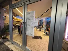 La pasticceria Tiffany dopo il passaggio dei ladri