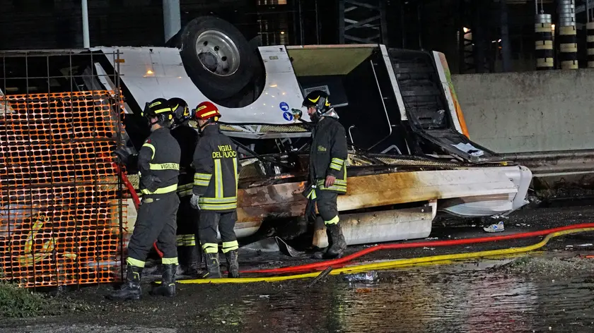 Il pullman precipitato dal cavalcavia di Mestre