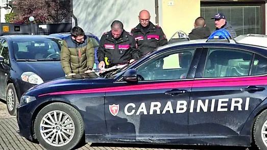 I carabinieri davanti alla casa della tragedia (foto Macca)