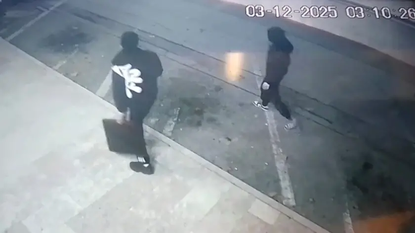 I ladri con il tombino in mano