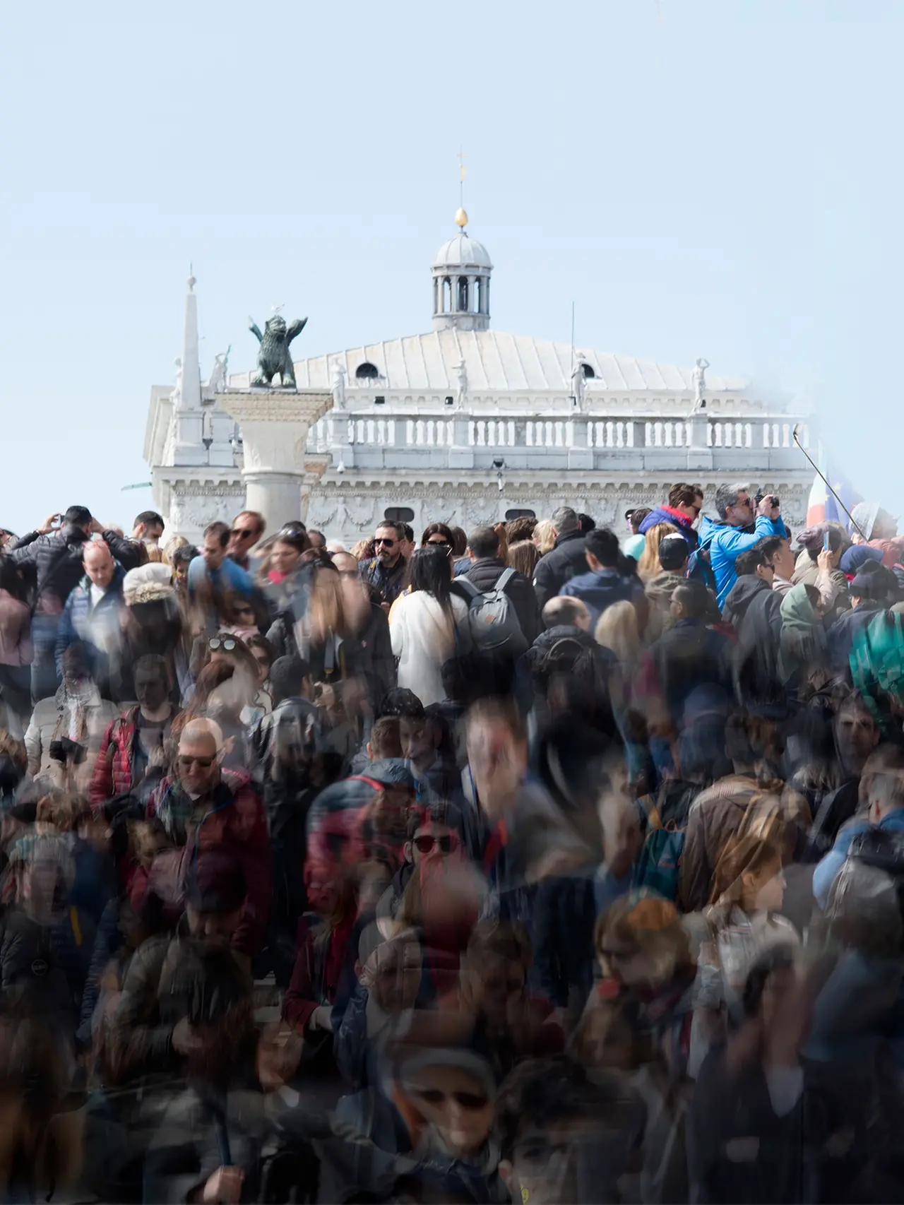 La folla e l'overtourism a Venezia nella foto di Alassio