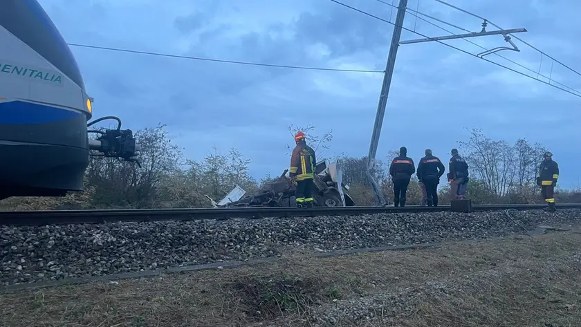 Il furgone distrutto dopo l'impatto con il treno merci